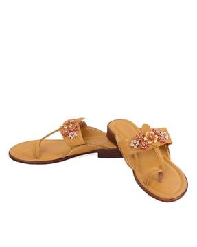toe-ring sandals with applique