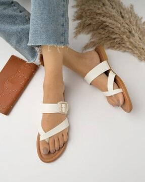toe-ring sandals with buckle fastening