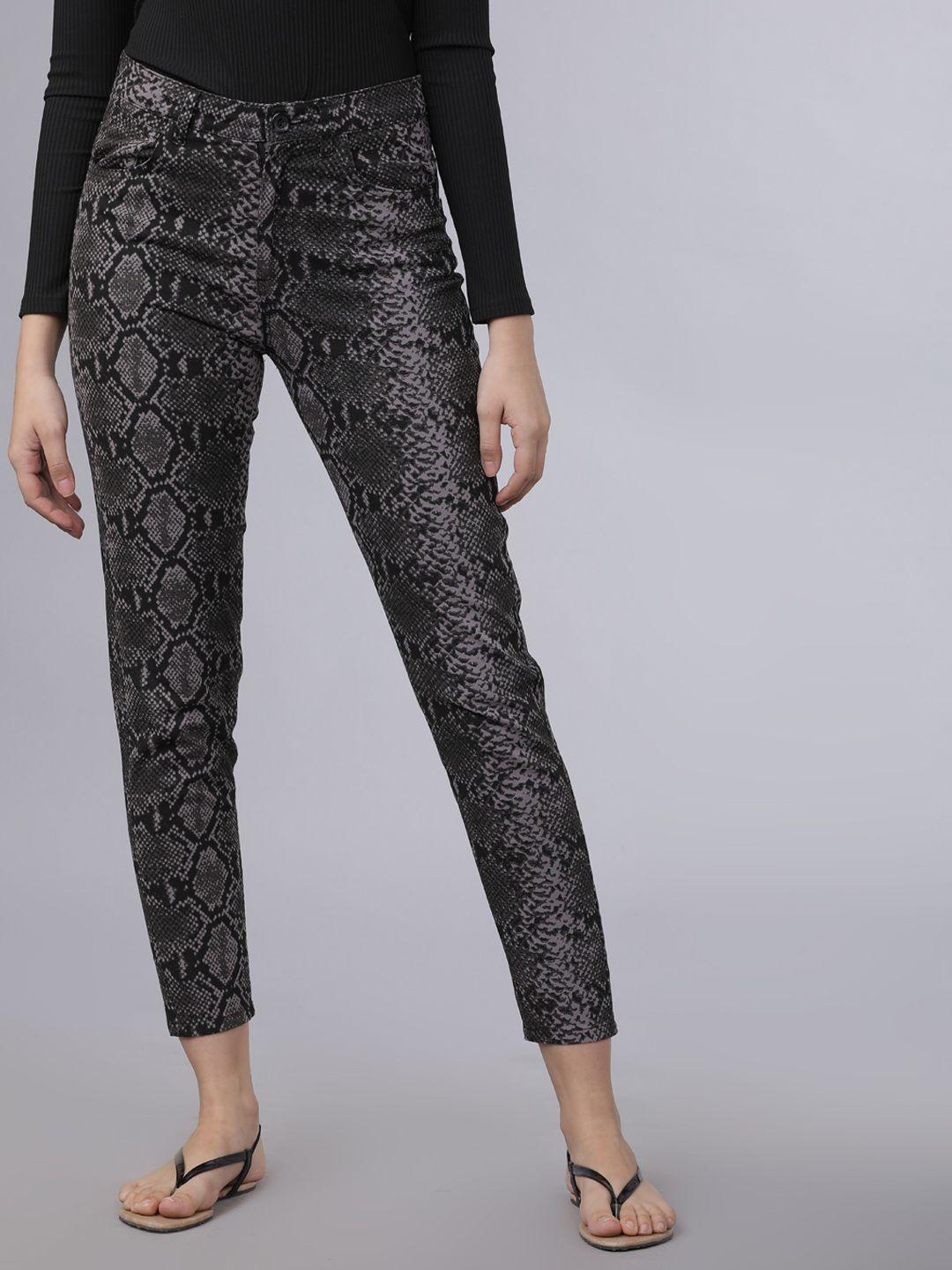tokyo talkies women black & grey skinny fit snakeskin print cropped regular trousers