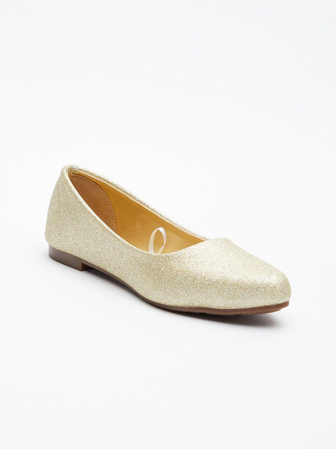 tokyo talkies women gold-toned textured ballerinas flats