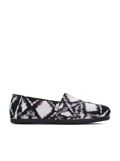 toms women's batik print black loafers