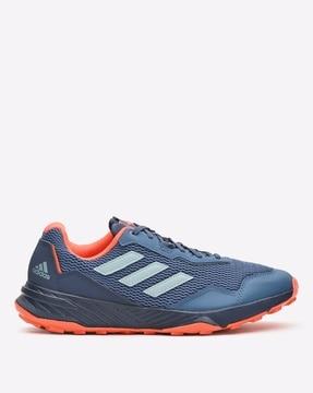 trace60 low-top performance shoes