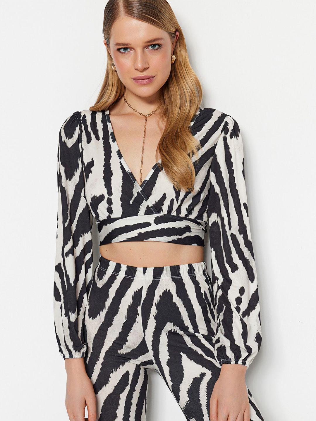 trendyol abstract printed regular crop top