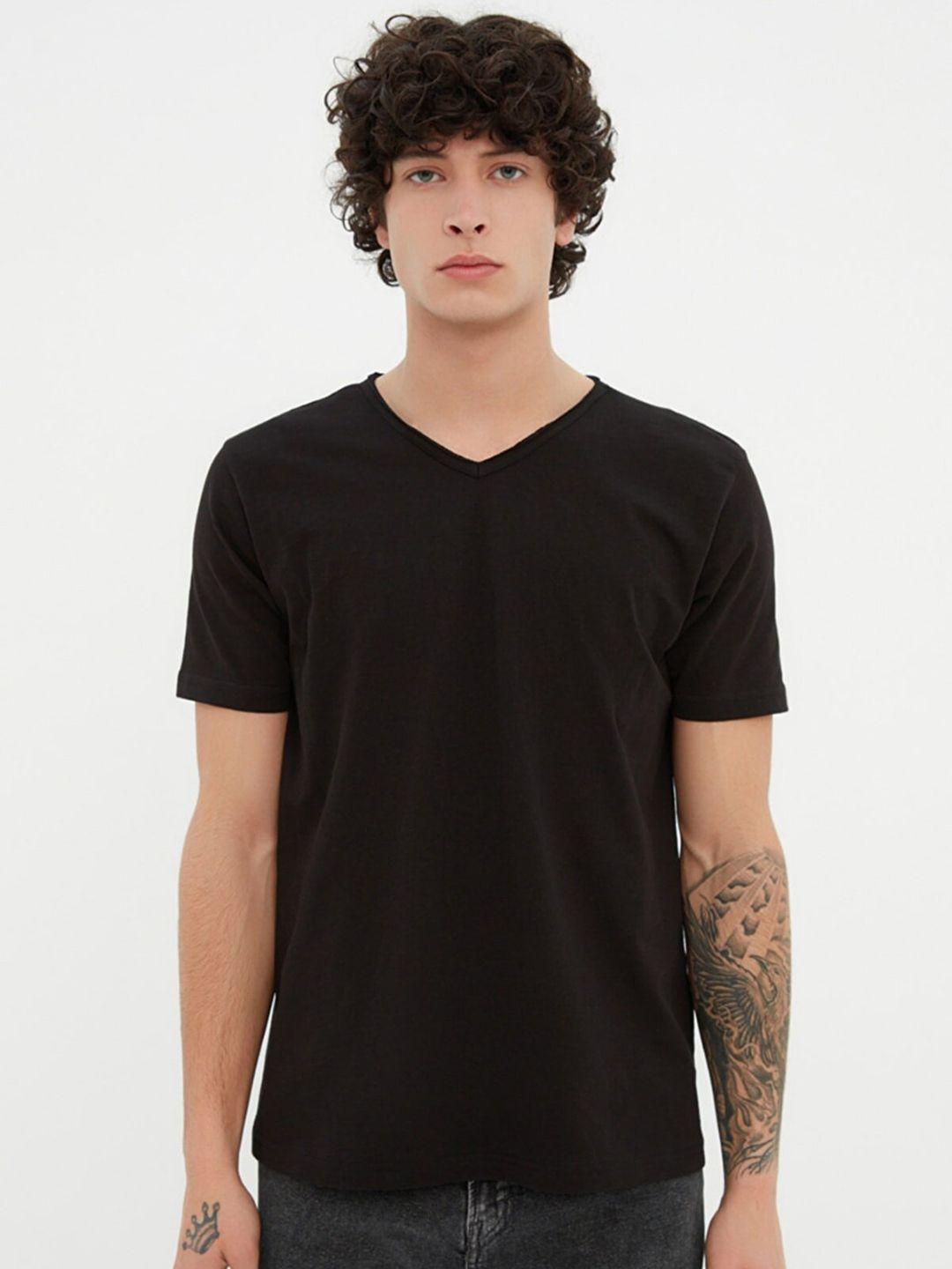trendyol men black solid pure cotton t-shirt