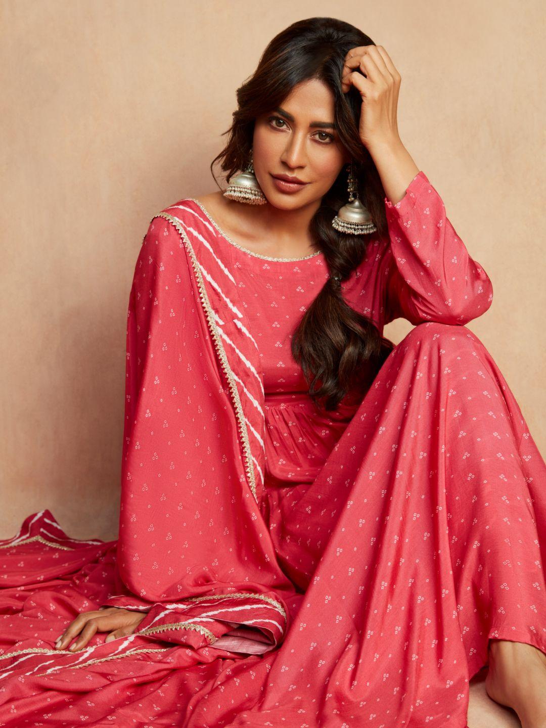 truebrowns women pink bandhani printed pleated gotta patti kurta set with dupatta