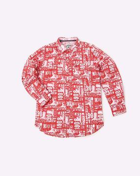 typographic print shirt with patch pocket
