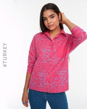 typographic print shirt with patch pocket