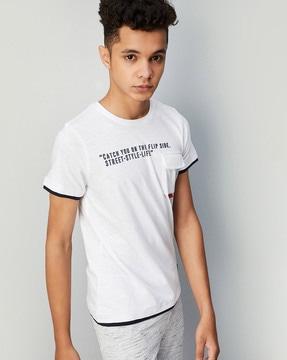 typographic print crew-neck t-shirt with flap pocket
