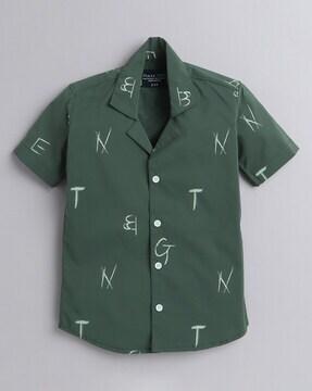 typographic print shirt with spread collar