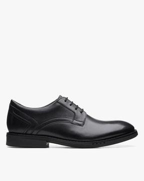 un hugh lace-up derby shoes