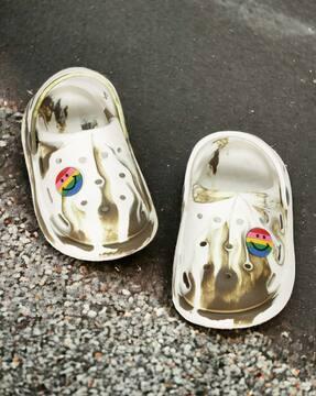 unisex printed clogs with applique