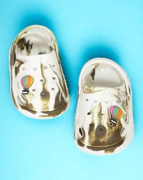 unisex printed clogs with applique