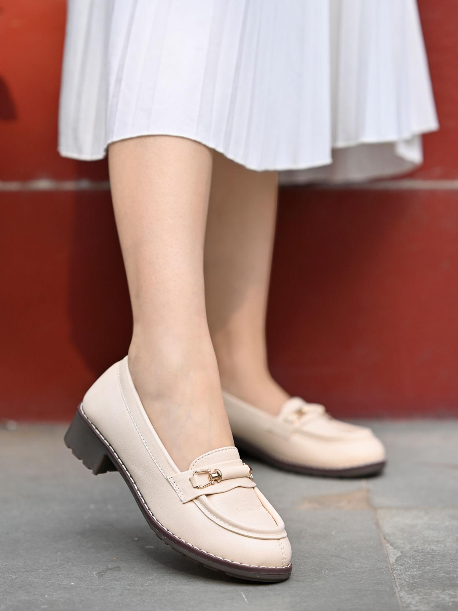 upper buckle detailed cream loafers