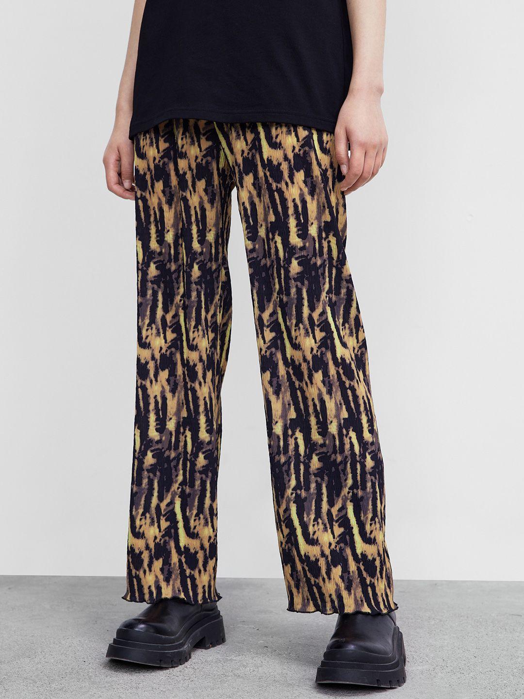 urban revivo women animal print straight fit trousers