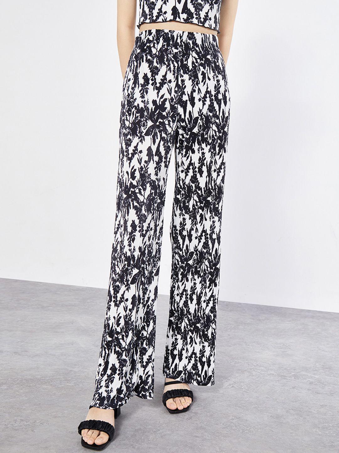 urban revivo women ethnic motifs printed loose fit high-rise pleated trousers