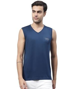 v-neck gym t-shirt with brand print