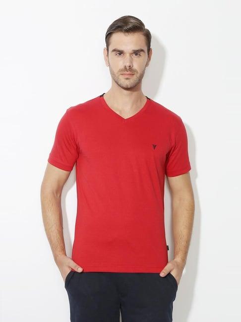 van heusen athleisure regular fit smart tech easy stain release solid t-shirt - scarlet sage