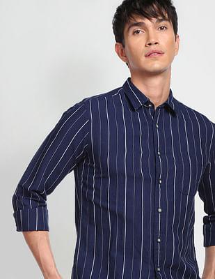 vertical stripe spread collar casual shirt