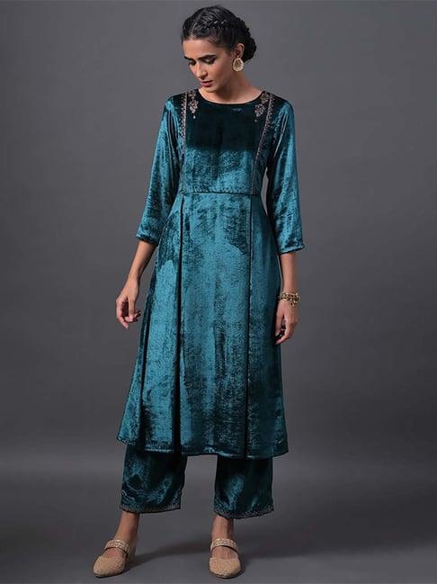 w emerald green embroidered velvet kurta with straight pants