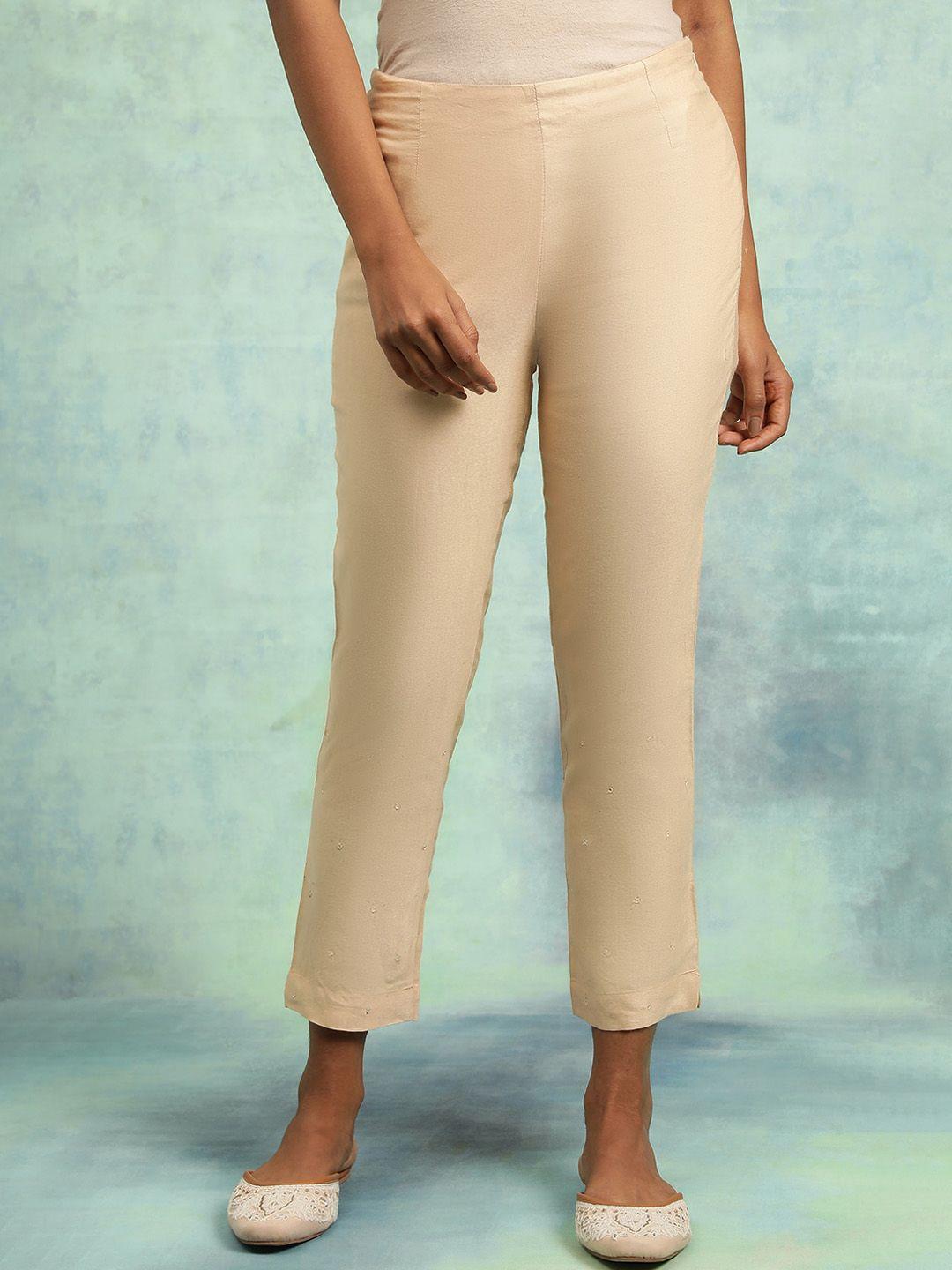 w women beige mid-rise slim fit cropped trousers