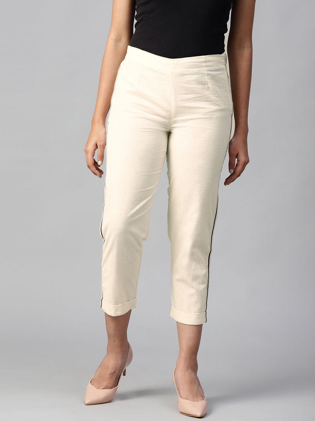 w women off-white regular fit solid regular cropped trousers