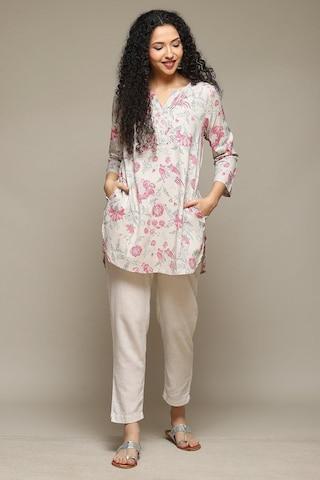 white printed casual 3/4th sleeves v neck women straight fit tunic