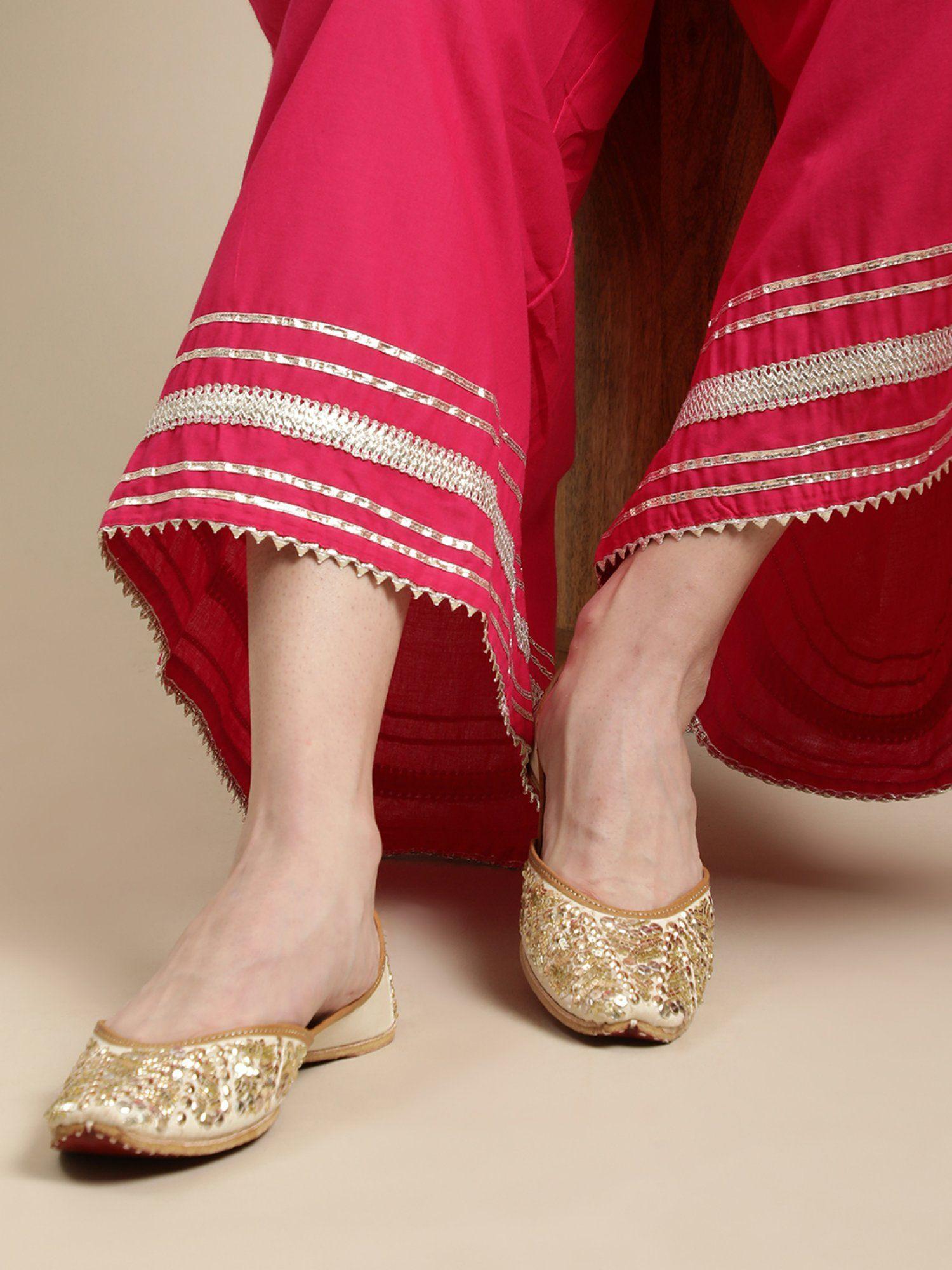 white handcrafted gold-toned embellished punjabi jutti