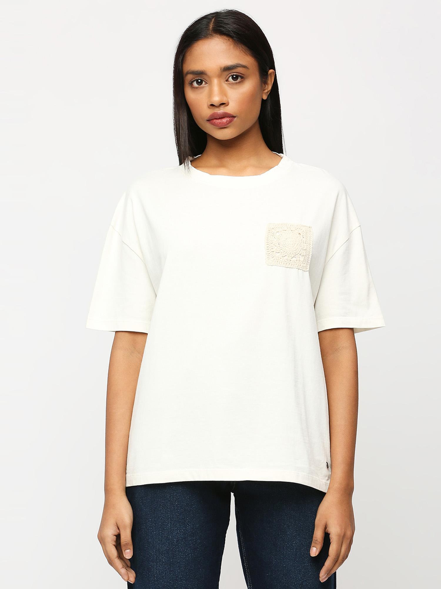 white round neck short sleeved t-shirt