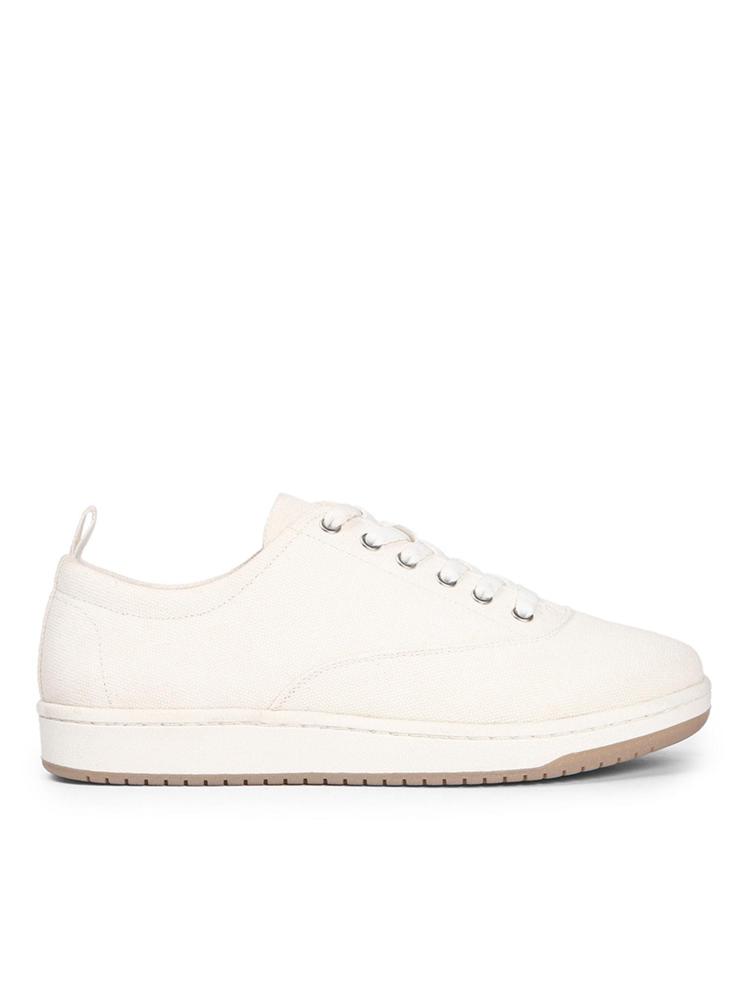 white solid casual sneaker