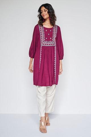 wine-embroidered-casual-3/4th-sleeves-round-neck-women-comfort-fit-tunic