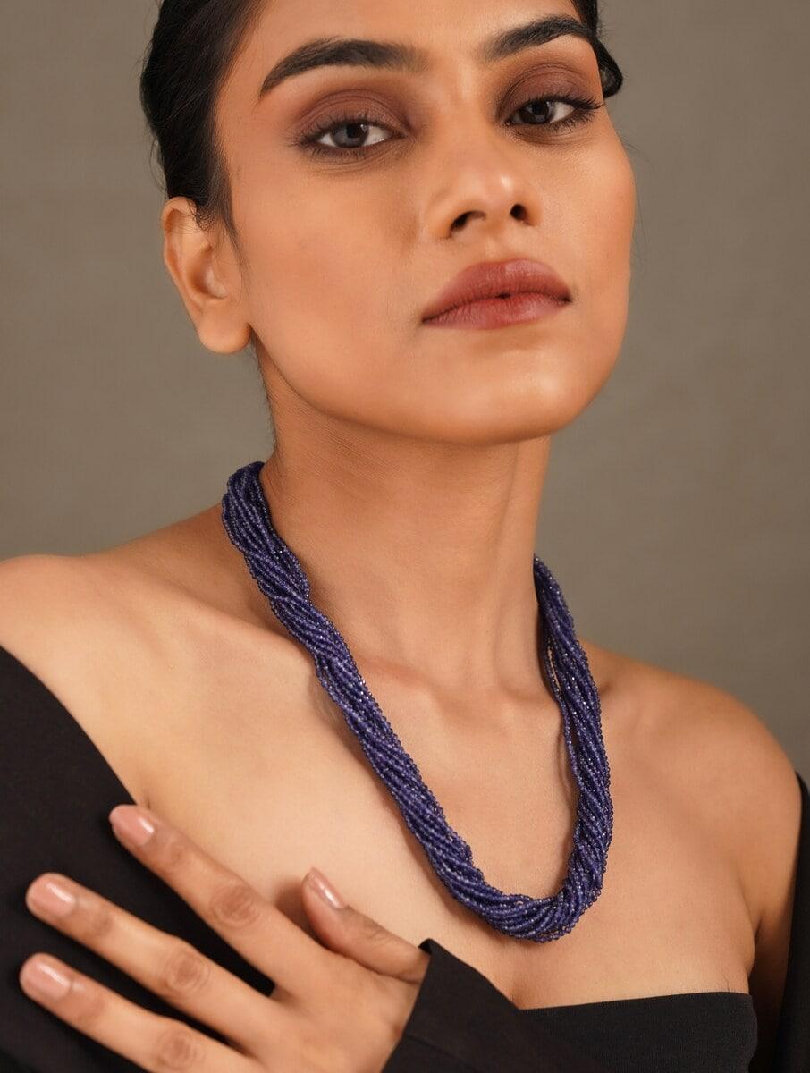 women blue clasp alloy necklace