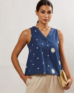 women printed sleeveless button-down top
