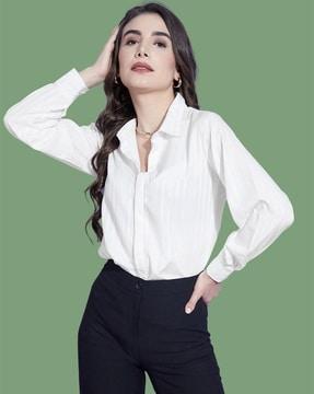 women's buttoned shirt with spread collar