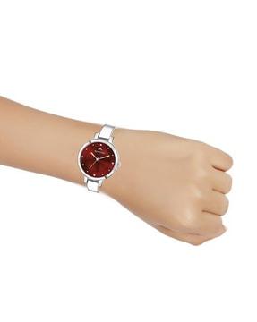 women analogue watch with chain belt