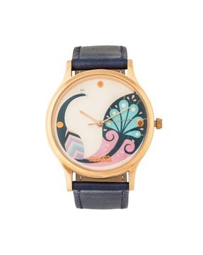 women analogue watch with rubber strap