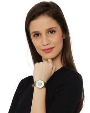 women analogue watch with rubber strap