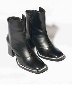 women ankle-length boots with stitched detail