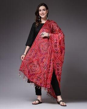 women bandhani print dupatta with tassel