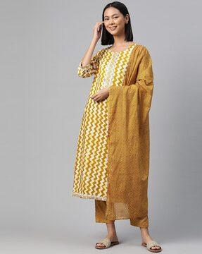 women bandhani print straight kurta with pants & dupatta