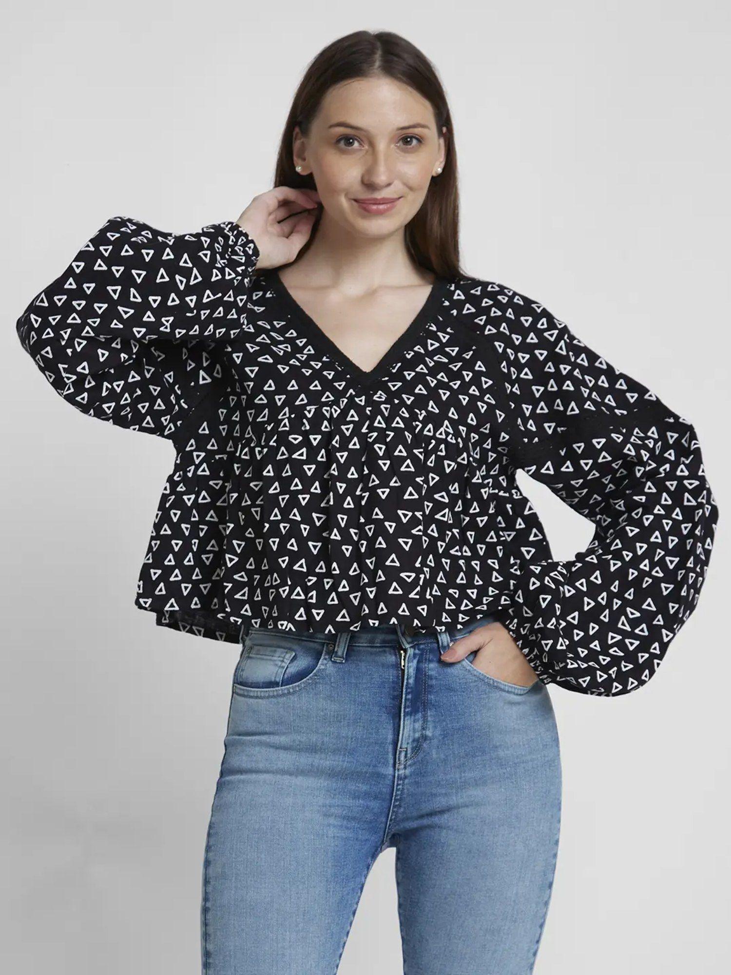 women black cotton slim fit balloon sleeve v-neck printed crop top