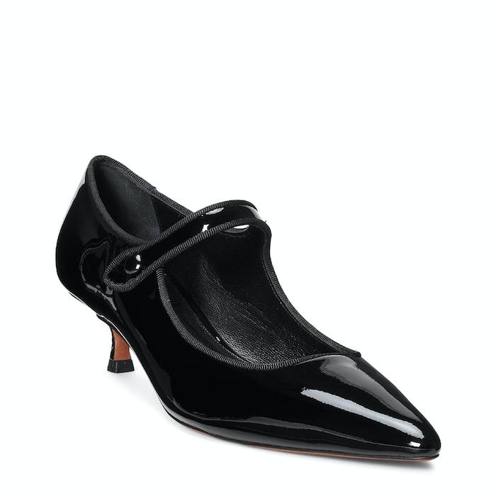 women black pointed-toe pumps