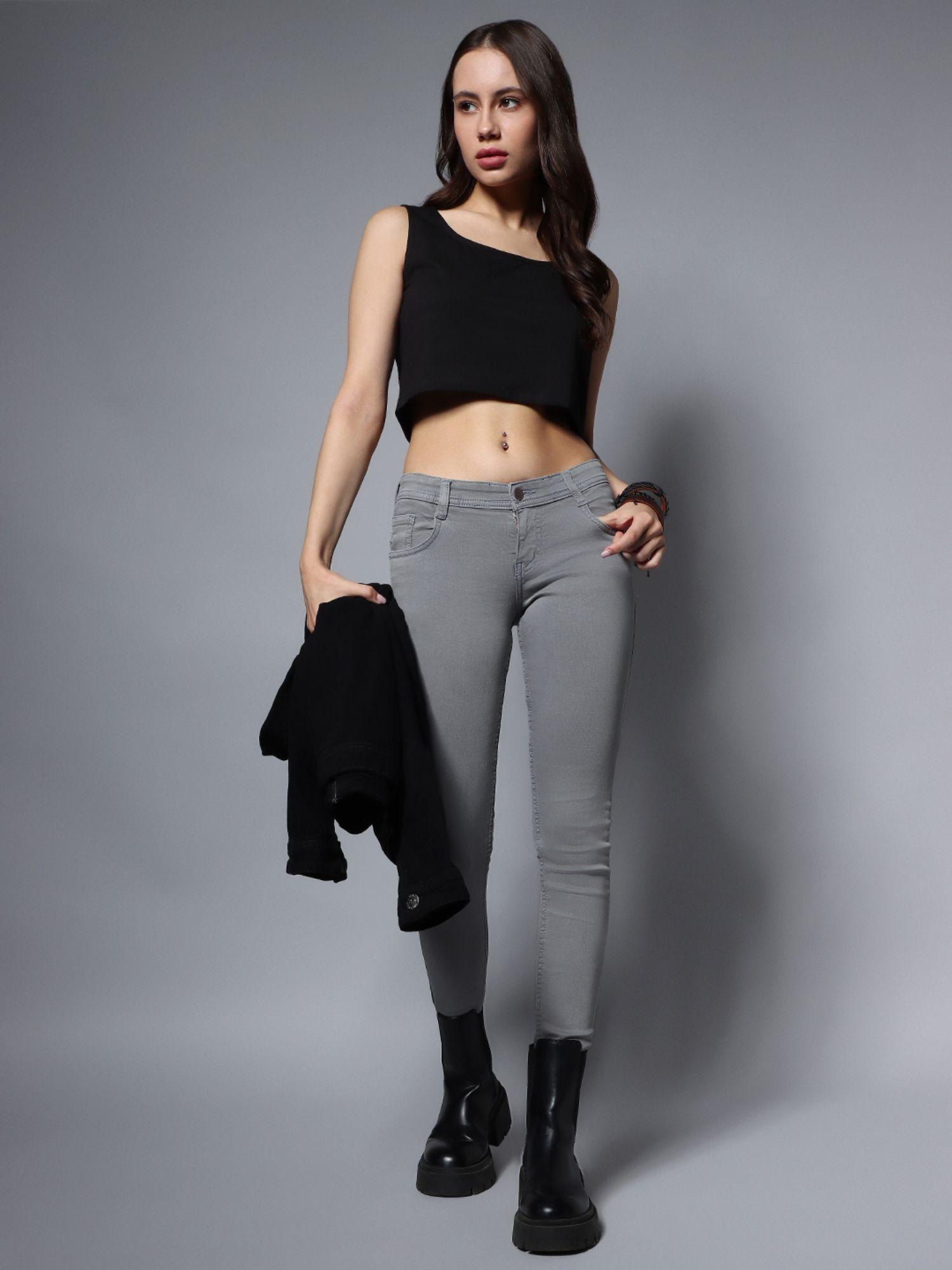 women black scoop neck sleeveless solid crop top