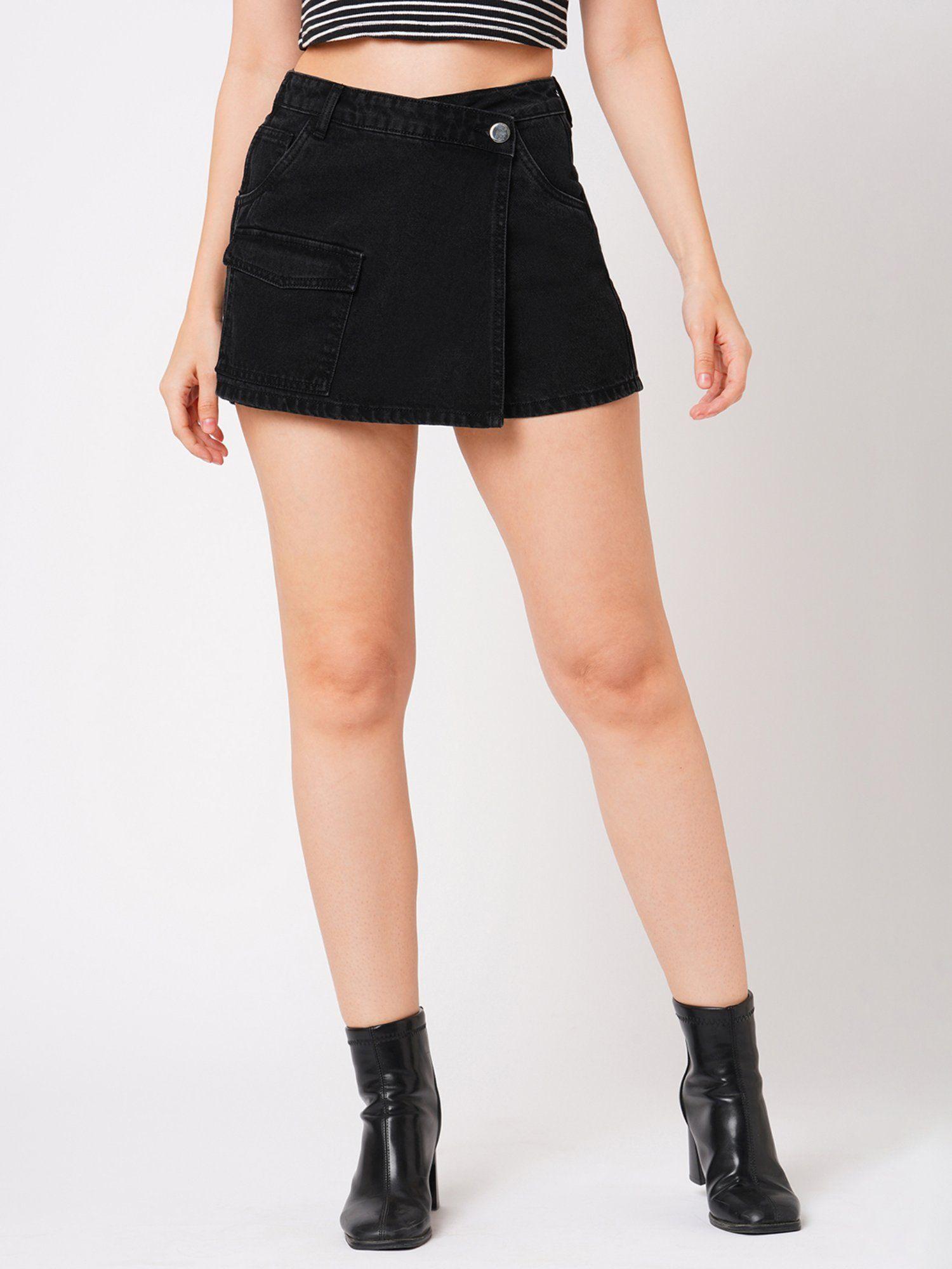 women black slim fit mid-rise denim skorts