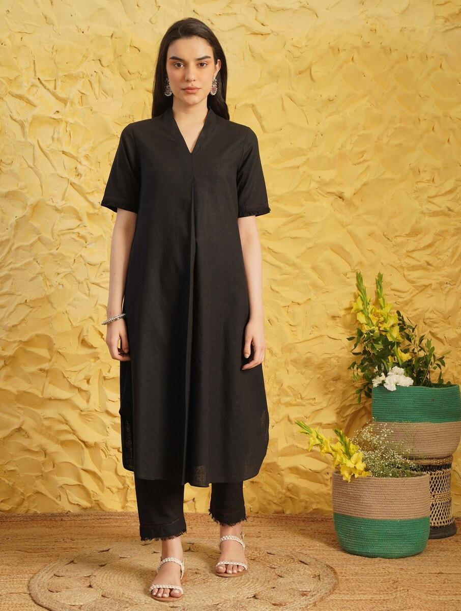 women black v neck straight kurta with pants