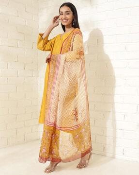 women block print dupatta