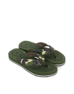 women camouflage print thong-strap flip-flops