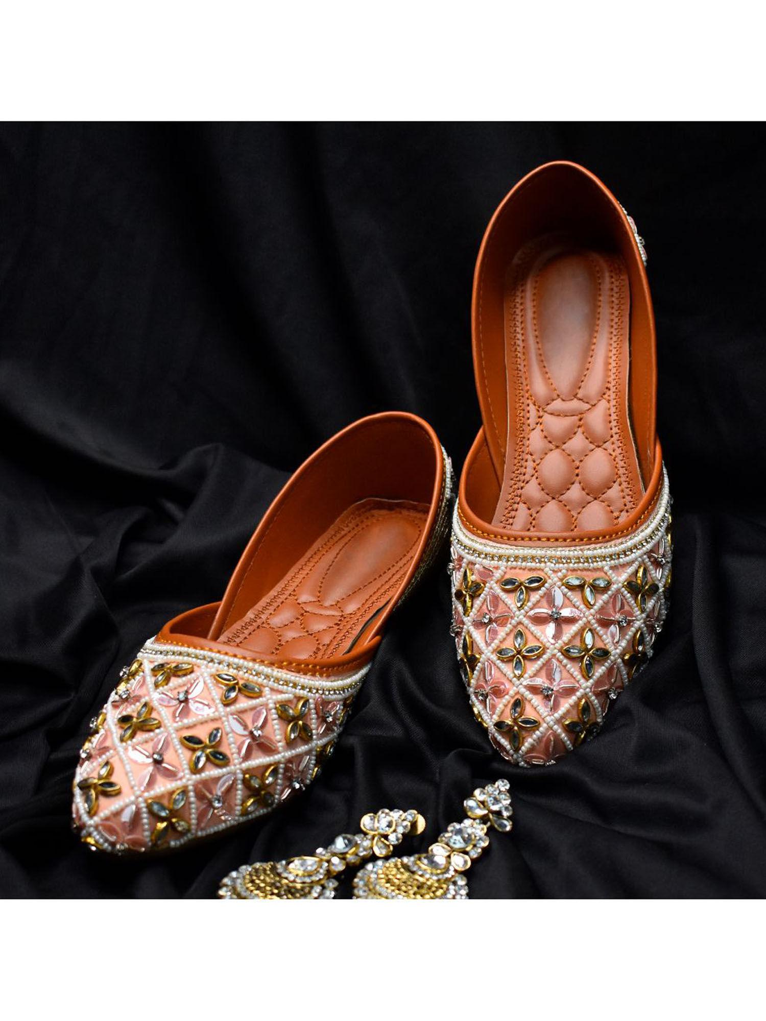 women carisaa embroidered peach juttis