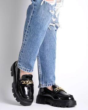 women casual shoes with chain accent