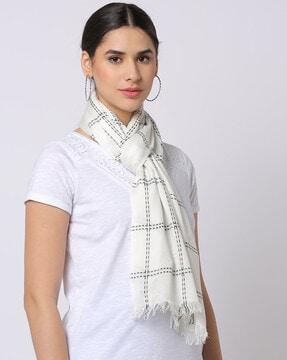 women checked scarf with fringed hem