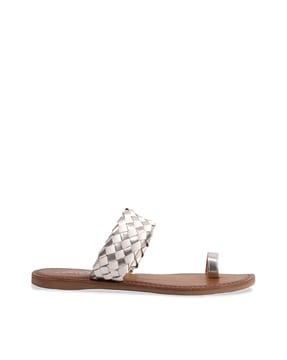 women checked toe-ring sandals